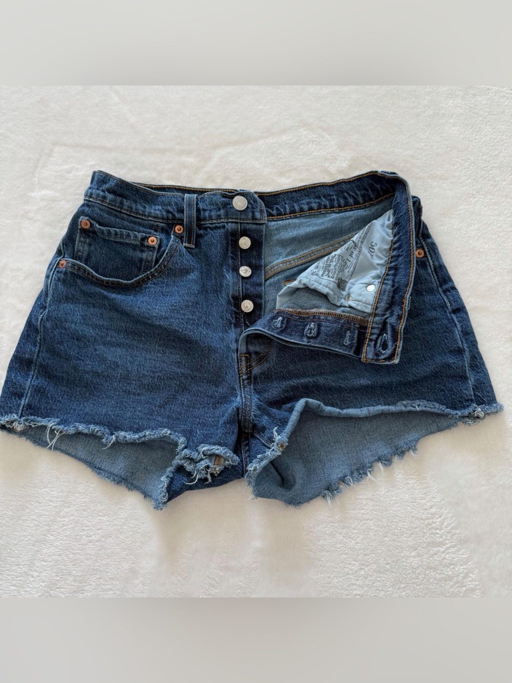 Women’s dark blue Levi's 501 high-rise denim shorts size 31